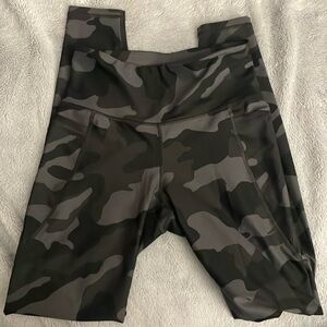 Old Navy Active Leggings Womens Medium Elevate Go Dry Grey Camo Pockets